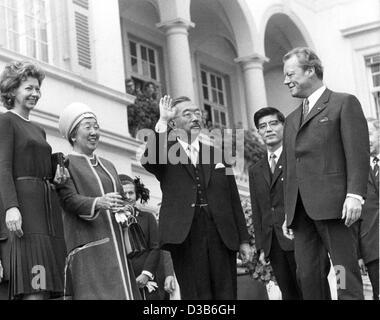 (Dpa-Dateien) - German Chancellor Willy Brandt (R) im Bild mit Kaiser Hirohito von Japan (3. v. L), Kaiserin Nagako (2. v. L), und seiner Frau Rut Brandt (L) vor dem Kanzleramt in Bonn, Bundesrepublik Deutschland, 13. Oktober 1971. Es war der letzte Tag des dreitägigen Staates zu besuchen, der Japaner Stockfoto