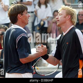 (Dpa) - deutscher Tennis Sterne Boris Becker (R) und Michael Stich schüttelt Hände, nach eine Show in Berlin, 25. August 2002 entsprechen. Das Spiel endete 7:5 und 6:4 für Becker. Stockfoto