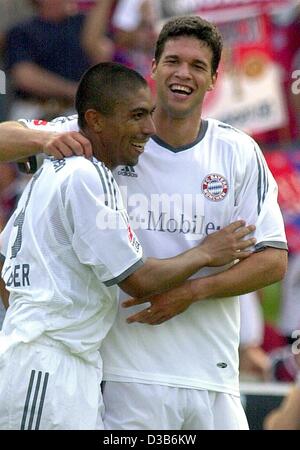 (Dpa) - Michael Ballack (R), Mittelfeldspieler des FC Bayern München und seinem Teamkollegen Giovane Elber aus Brasilien jubeln nach dem Spiel gegen Arminia Bielefeld im Olympiastadion in München, 17. August 2002. Das Spiel endete 6:2 für München. Stockfoto