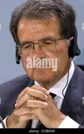 (Dpa) - Romano Prodi, Präsident der Europäischen Kommission folgt mit Hände gefaltet eine Pressekonferenz über die Hochwasserkatastrophen in Berlin, 18. August 2002. Die Staatschefs der Länder betroffen sind die jüngsten Überschwemmungen, Österreich, Tschechien, Slowakei und Deutschland, traf sich mit Prodi auf eine ' f Stockfoto