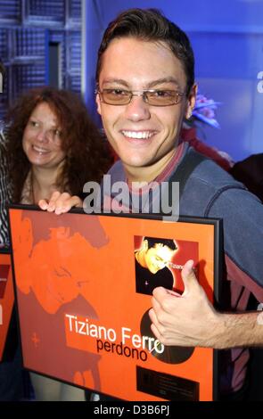 (Dpa) - italienische Popsinger Tiziano Ferro ("Perdono") zeigt stolz seine Gold-Album, welches ihm während der Popkomm Musikmesse in Köln, 16. August 2002 ausgezeichnet wurde. Stockfoto