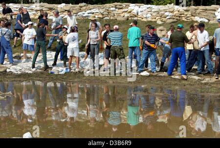 (Dpa) - zahlreiche Helfer arbeiten hand in hand um einen Deich in Dessau, Deutschland, 17. August 2002 bauen. Der Wasserstand des Flusses Mulde war nach wie vor steigt und die Evakuierung von 2800 Einwohner verursacht. Zentrum der Stadt, einschließlich das berühmte Bauhaus, war noch nicht besorgt. Der Fluss war mit 5,37 m drei Stockfoto