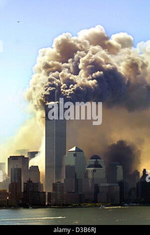 (Dpa) - Wolken von Rauch Aufstieg aus den brennenden oberen Etagen nur bevor die zweite des Zwillings Türme des World Trade Center in New York zusammenbricht, 11. September 2001. 2.823 Menschen wurden getötet, bevor das WTC mit entführten Flugzeugen islamische Terroristen abstürzte. Zusammen mit 189 tot in der Pentago Stockfoto