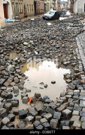 (Dpa) - die Überschwemmungen lassen eine verwüstete Straße von Pflastersteinen in der Innenstadt von Grimma, Ostdeutschland, 14. August 2002. Als Gewässer am Ufer des angeschwollenen Fluss Mulde brach war die kleine Stadt komplett überflutet. Die deutsche Kanzlerin versprochen ein Soforthilfe-Paket für Menschen schlimmste betroffen die f Stockfoto