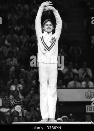 (Dpa-Dateien) - rumänische Turnerin, die Nadia Comaneci auf dem Podium jubilates, nach dem Gewinn der Gold Medaille im Turnen Frauen Nationalmannschaft während der Olympischen Sommerspiele in Montreal, 20. Juli 1976. Sie gewann Gold im Allround, ungleichmäßige Barren und Schwebebalken in Montreal. Stockfoto