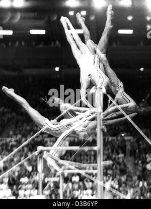 (Dpa-Dateien) - rumänische Turnerin Nadia Comaneci an den asymmetrischen Bars während der Olympischen Sommerspiele in Montreal, im Juli 1976 Übungen. Sie gewann Gold in rundum, ungleichmäßige Barren und Schwebebalken in Montreal im Jahr 1976. Stockfoto