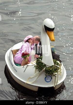 (Dpa) - Just married... Amalia und Conrad Bonn sind, da sie nach ihrer Trauung Hochzeitsreise auf schwanenförmigen Tretboot auf der äußeren Alster in Hamburg, 8. August 2002 verlassen. Stockfoto