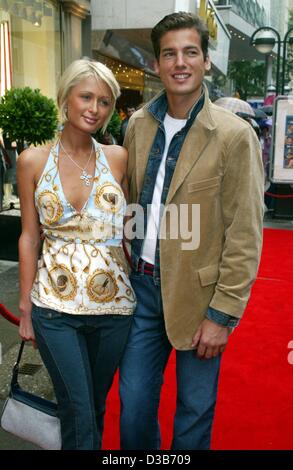 (Dpa) - Paris Hilton, Ur-Enkelin des Gründers der Hotelkette Hilton, mit ihrem Freund Jason Shaw, abgebildet bei der Eröffnungsparty ein Hilfiger-Shop in Düsseldorf, 3. August 2002. US-Mode-Designer Tommy Hilfiger hatte seine größten Store in Europa einen Tag vor der Internationa eröffnet Stockfoto