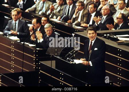 (Dpa-Dateien) - US-Präsident Ronald Reagan (R) hält eine Rede im Deutschen Bundestag in Bonn, Bundesrepublik Deutschland, 9. Juni 1982. Auf der linken Seite: German Chancellor Helmut Schmidt (R), Foreign Minister Hans-Dietrich Genscher (C) und Innenminister Gerhart Baum (hinter Genscher). Der US-Präsident und seine wif Stockfoto