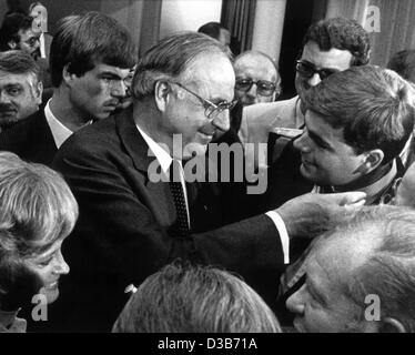 (Dpa-Dateien) - neu gewählte Bundeskanzler Helmut Kohl glücklich umarmt seinen Sohn Walter (R) in Bonn, Bundesrepublik Deutschland, 1. Oktober 1982. Im Hintergrund: sein Sohn Peter (hinten L) und seiner Frau Hannelore. An diesem Tag wurde Bundeskanzler Helmut Schmidt durch ein konstruktives Misstrauensvotum des Keinvertrauens im Bundestag abgesetzt. 2 Stockfoto