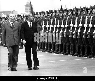 (Dpa-Dateien) - Helmut Schmidt, German Chancellor (R), inspiziert die Ehrenwache mit Leonid Brezhnev, Generalsekretär der sowjetischen kommunistischen Partei und Präsident der UdSSR, nach seiner Ankunft in Moskau, Sowjetunion, 30. Juni 1980. Schmidt war bei einem zweitägigen Besuch in Moskau. Stockfoto