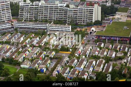 (Dpa) - zeigt eine Luftaufnahme des Olympischen Dorfes in den Olympiapark in München, 1. August 2002, wo die Europameisterschaften ab dem 6. August bis 11 August stattfinden wird. Das Olympische Dorf, das die Website von einem terroristischen Anschlag während der Olympischen Spiele am 5. September 1972 war wenn arabische Stockfoto