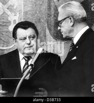 (Dpa-Dateien) - Franz Josef Strauß, Führer von der christlich sozialen Union (CSU), wird vereidigt als neuen bayerischen Ministerpräsidenten von Franz Heubl, Präsident des deutschen regionalen Parlaments, in München, 6. November 1978. Strauß blieb bis zu seinem Tod am 3. Oktober 1988 Premier von Bayern.