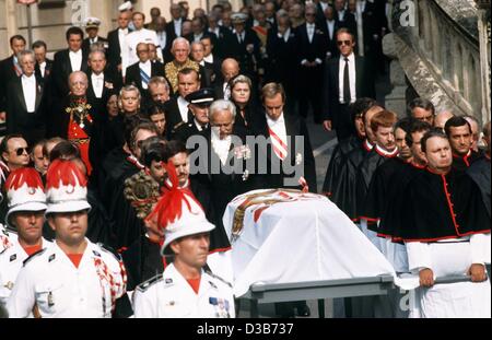 (Dpa-Dateien) - Fürst Rainier von Monaco und seine Kinder Prinzessin Caroline und Prinz Albert folgen den Sarg der Prinzessin Grace Patricia von Monaco während der Begräbnis-Prozession aus dem Palast, die Kathedrale in Monaco, 18. September 1982. Princess Grace und Prinzessin Stephanie waren eine ter beteiligt. Stockfoto