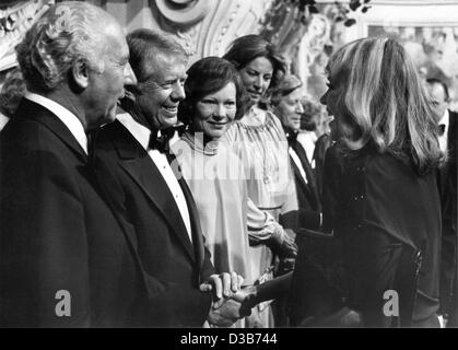 (Dpa-Dateien) - deutscher Präsident Walter Scheel (L), uns Präsident Jimmy Carter (C) und seine Frau Rosalynn (C) mit deutsche Schauspielerin und Sängerin Hildegard Knef (R) chatten, wie sie im Schloss Augustusburg in der Nähe von Bonn, Bundesrepublik Deutschland, 14. Juli 1978 Ehrengäste begrüßen. Im Hintergrund neben Rosalynn Carter Stockfoto