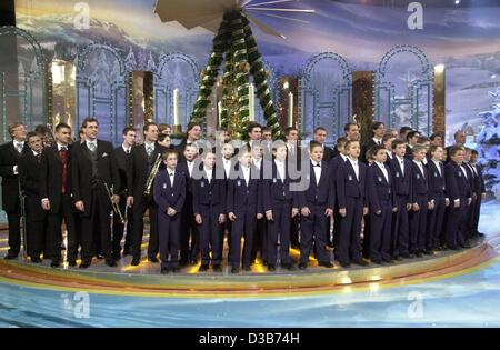 (Dpa-Dateien) - die renommierten jungen Chor Regensburger Domspatzen singen während einer Generalprobe für eine TV-Show in Hof, Deutschland, 24. November 2001. Die Regensburger Domspatzen (wörtlich: Kathedrale Spatzen aus Regensburg) wurden im Jahre 976 in Regensburg, Deutschland gegründet. Aufgrund der vielen Konzertreisen überall Stockfoto