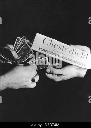 (Dpa-Dateien) - eine symbolische Foto zeigt, wie ein Karton von Chesterfield Zigaretten für Bargeld, abgebildet in Deutschland, 1946 ausgetauscht werden. Im Nachkriegsdeutschland waren Zigaretten begehrte Güter auf den Schwarzmärkten. Stockfoto