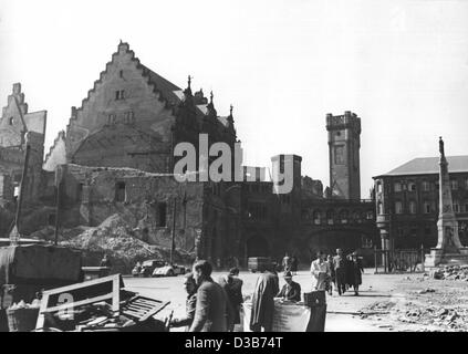 (Dpa-Dateien) - ein Blick auf die zerstörte Ostflügel des Rathauses in Frankfurt am Main, Westdeutschland, 1948. Die Stadt Frankfurt wurde während des zweiten Weltkriegs durch Bomben schwer beschädigt. Stockfoto