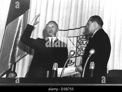 (Dpa-Dateien) - Konrad Adenauer (L) wird vereidigt als ersten Kanzler der Bundesrepublik Deutschland durch den Präsidenten des Deutschen Bundestages, Erich Koehler, in Westdeutschland, 20. September 1949. Stockfoto