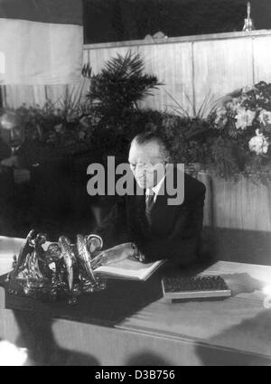 (Dpa-Dateien) - Konrad Adenauer, damals Präsident des parlamentarischen Rates, unterschreibt das Verfassungsrecht der Bundesrepublik Deutschland in Bonn, Westdeutschland, 23. Mai 1949. Während einer feierlichen Zeremonie unterzeichnet die 68 Mitglieder des Parlaments und der Vertreter der West-Berliner die konstitutionelle la Stockfoto