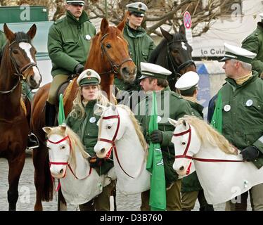 (Dpa) - Offiziere des Pferdes berittene Polizei Kader des Landes Nordrhein-Westfalen demonstrieren gegen die Liquidation der Kader in Düsseldorf, die Landeshauptstadt, Deutschland, 20. Dezember 2002. Mehrere hundert Polizisten mit echten Pferden und Kunststoff Pferde protestierten in Düsseldorf. Stockfoto