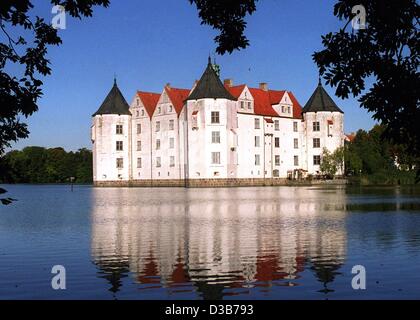 (Dpa-Dateien) - ein Blick auf das beeindruckende Schloss Glücksburg in Glücksburg, Norddeutschland, 18. Oktober 1999. Die Burg war von 1582 bis 1587 von der jüngste Sohn des dänischen Königs Christian III gebaut. Stockfoto