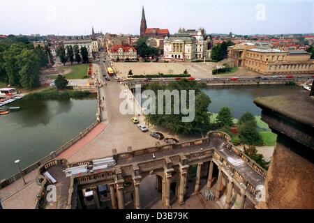 (Dpa-Dateien) - ein Blick vom Schweriner Schloss über Haupttor der Burg und der Schlossbruecke (Schlossbrücke) in Schwerin, Deutschland, 26. August 1991. Stockfoto