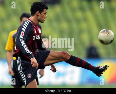 (Dpa) - Bayerns Mittelfeldspieler Michael Ballack spielt den Ball im Spiel gegen Hertha BSC Berlin, München, 30. November 2002. Bayern gewinnt 2-0, beide Ziele von Ballack erzielt wurden. Stockfoto