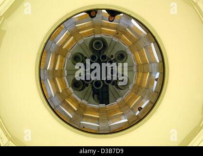 (Dpa) - herabblicken Besucher von der Treppe des Turms von dem französischen Dom in Berlin, 6. Dezember 2002. Das historische Wahrzeichen in der Nähe von Gendarmenmarkt ist ein beliebtes Ziel für Sightseeing. Stockfoto
