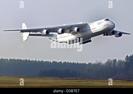 (Dpa) - die weltweit größte Frachtflugzeug, die russische Antonov An-225, startet vom Flughafen Frankfurt Hahn, Deutschland, 8. Dezember 2002. Das Flugzeug kann Frachten von bis zu 640 Tonnen tragen. Weltweit gibt es nur ein Flugzeug des Typs Antonov An-225. Stockfoto