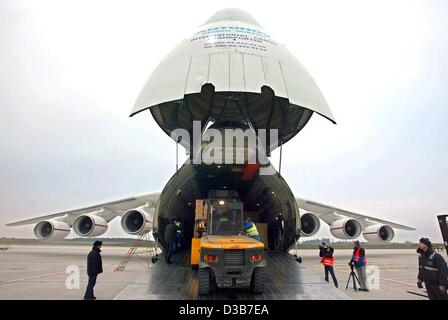 (Dpa) - die weltweit größte Frachtflugzeug, die russische Antonov An-225, geladen am Flughafen Frankfurt Hahn, Deutschland, 8. Dezember 2002. Das Flugzeug kann Frachten von bis zu 640 Tonnen tragen. Weltweit gibt es nur ein Flugzeug des Typs Antonov An-225. Stockfoto
