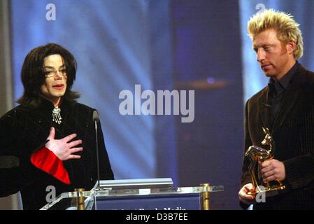 (Dpa) - US-Popstar Michael Jackson bewegt wird, wie er, der "Millenium-Bambi" für "Popstar des Jahrhunderts" vom deutschen Tennis-Star Boris Becker (R) bei der Bambi-Verleihung dargestellt wird show im Estrel Convention Center in Berlin, 21. November 2002. In seiner Dankesrede sagte der 44-jährige King of Pop in Stockfoto