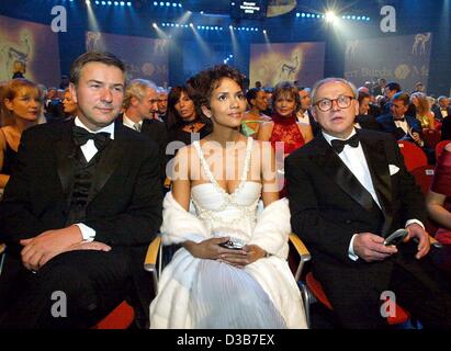 (Dpa) - US-Schauspielerin und Oscar Gewinner Halle Berry sitzt neben Berlins EZB Bürgermeister Klaus Wowereit (L) und deutscher Verleger Hubert Burda (R) bei der Bambi-Verleihung im Estrel Convention Center in Berlin, 21. November 2002 zeigen. Etwa 1.000 geladene Gäste nahmen an der 54. Bambi Unterhaltung awa Stockfoto