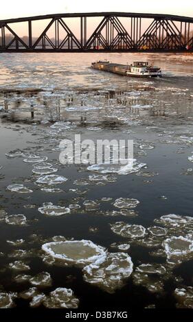 (Dpa) - eine Frachtschiff macht seinen Weg durch die Eisschollen schwimmen auf den zugefrorenen Fluss Oder in der Nähe von Kuestrin-Kietz, Deutschland, 10. Dezember 2002. Stockfoto