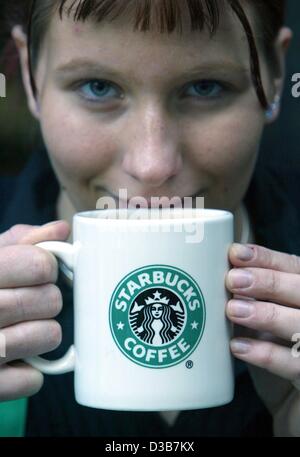 (Dpa) - ist eine junge Frau auf einem Kaffeebecher mit dem Logo von Starbucks, die Mutter des Coffeeshop-Ketten, Berlin, 18. Dezember 2002 schlürfen. Starbucks hat stark zugenommen, seinen Bekanntheitsgrad und das verbesserte Image der Marke. Dies fand in der Studie "Image und Marke Bewusstsein" von der Stockfoto