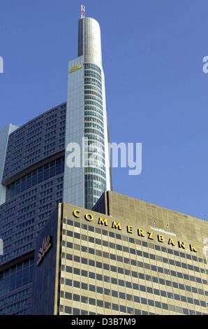 (Dpa) - die alte und die neue Commerzbank-Gebäude in Frankfurt am Main, 11. Dezember 2002. Der neue Niedrigenergie-Turm von Sir Norman Foster entworfen ist 259 Meter hoch (299 m inklusive Antenne), das höchste Gebäude in Europa. Stockfoto