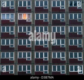 (Dpa) - ein Fenster in eine fast leere Wohnblock ist für die Weihnachtszeit, Magdeburg, Deutschland, 16. Dezember 2002 mit Lichtern geschmückt. 200.000 Wohnungen stehen leer in Sachsen-Anhalt, die 15 Prozent der Gesamtbevölkerung ist. Der größte Teil ist im "Plattenbau" Wohngebiete (industriell Bank Stockfoto