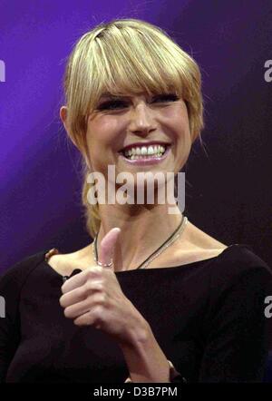 (Dpa) - deutsche Top model Heidi Klum im Bild während einer TV-Show in Köln, 15. Dezember 2002. Stockfoto