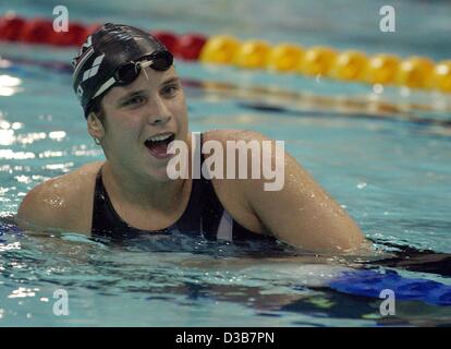 (Dpa) - ungarische Schwimmerin Eva Risztov lächelt nach dem Gewinn der Frauen Kurzbahn Europameisterschaften 800m Freistil Finale in Riesa, Deutschland, 13. Dezember 2002. Zunächst belegte sie mit 8:14.72 Minuten. Stockfoto