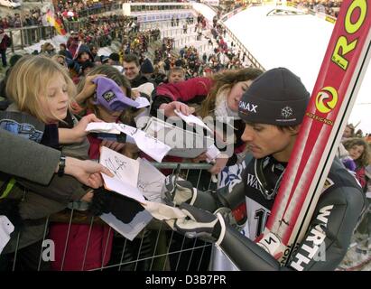 (Dpa) - fans deutscher Skispringer, dem Sven Hannawald Autogramme für Zeichen, während einer Ausbildung in Titisee-Neustadt im Schwarzwald, Deutschland, 13. Dezember 2002. Stockfoto