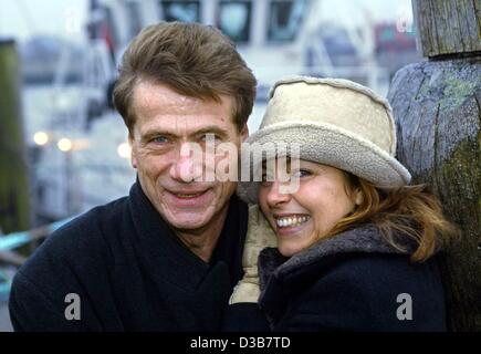 (Dpa) - deutscher Schauspieler Juergen Prochnow ("Das Boot") und Greta Scacchi, australische Schauspielerin italienischer Abstammung, stellen während der Präsentation ihres neuesten Films "Baltic Storm", in Cuxhaven, Deutschland, 16. Dezember 2002. In dem Film spielt Prochnow einen Anwalt, der hilft, einen jungen Journalist (Scacchi) reist Stockfoto