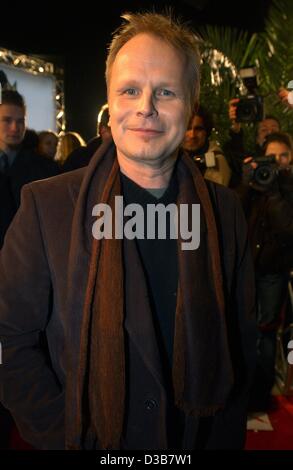 (Dpa) - deutsche Rockmusiker kommt Herbert Groenemeyer für eine Award-Show in Oberhausen, Deutschland, 5. Dezember 2002. Grönemeyer gewann die "Eins Live Krone" des Radiosenders Eins Live in der Kategorie "Bestes Album". Stockfoto