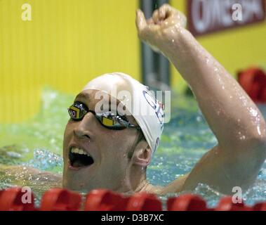 (Dpa) - jubilates britische Stephen Parry nach dem Gewinn der Männer Kurzplatz, die europäischen Meisterschaften 200 m in Riesa, Deutschland, 14. Dezember 2002 Schmetterling. Er endet erst mit einer Zeit von 01:52, 91 Minuten. Stockfoto