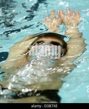 (Dpa) - deutsche Thomas Rupprath hinterlässt eine Spur von Luftblasen während ein Warm up Runde auf der Kurzbahn-Europameisterschaft in Riesa, Deutschland, 14. Dezember 2002. Stockfoto