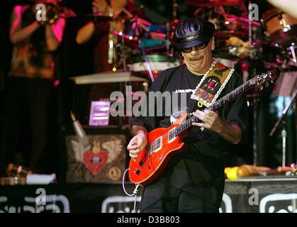 (Dpa) - mexikanische Gitarrist und Sänger Carlos Santana führt während des Konzerts "Santana & Freunde" in München, 9. Dezember 2002. Stockfoto