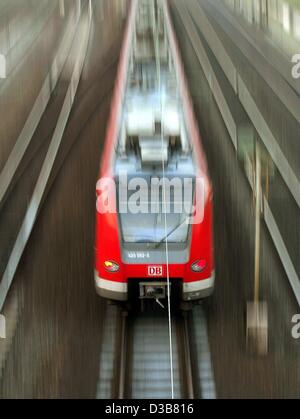 (Dpa) - im Bild eines Regionalzug der Deutschen Bahn AG Deutsche Bahn in der Nähe von Düsseldorf, 10. Dezember 2002. Die Deutsche Bahn kündigte neue Preise für Bahn-Tickets, die am 15 Dezember in Kraft treten werden. Tickets für Langstrecke Reisen billiger werden und Reduzierungen Wil Stockfoto