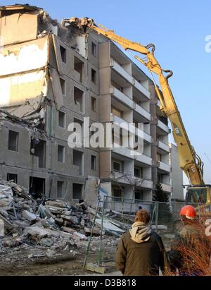 (Dpa) - "Plattenbau" Wohngebiete (industriell vorgefertigtes Template Gebäude) die während der Zeiten der ehemaligen DDR errichtet wurden in Halberstadt, Ostdeutschland, 10. Dezember 2002 abgerissen werden. Einige 200.000 Wohnungen stehen leer im Bundesland Sachsen-Anhalt, die 15 Prozent der Gesamtbevölkerung ist. Stockfoto