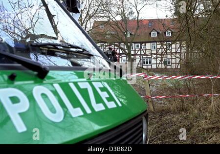 (Dpa) - ein Polizeiwagen steht vor dem Haus und Gelände von Armin M. in Rotenburg, Deutschland, 13. Dezember 2002. Der 41 Jahre alte Mann, 12 Dezember gestand verhaftet einen Mann für Kannibale Zweck und das Gesetz auf Videoband aufgezeichnet haben ermordet zu haben. Er behauptet, dass seine Internet-Bekanntschaft (4 Stockfoto