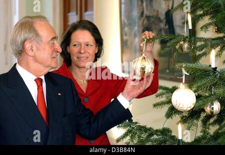 (Dpa) - der deutsche Bundespräsident Johannes Rau und seine Frau Christina schmücken den Weihnachtsbaum in Schloss Bellevue, Berlin, 11. Dezember 2002. Stockfoto