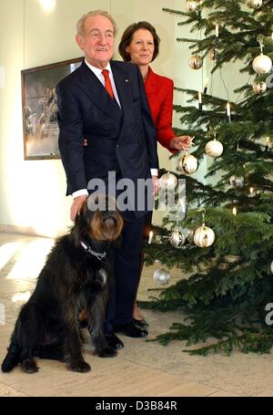 (Dpa) - der deutsche Bundespräsident Johannes Rau, seiner Frau Christina und ihr Hund Scooter neben dem Weihnachtsbaum im Schloss Bellevue, Berlin, 11. Dezember 2002 posiert sind. Stockfoto